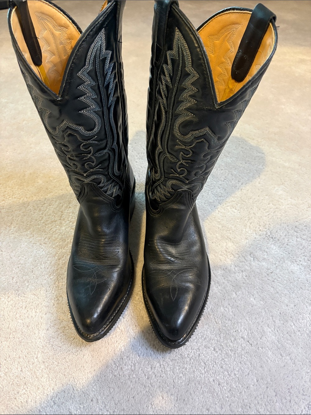 Men’s-Cowboy boot black with steel toe and an oil resistant sole.